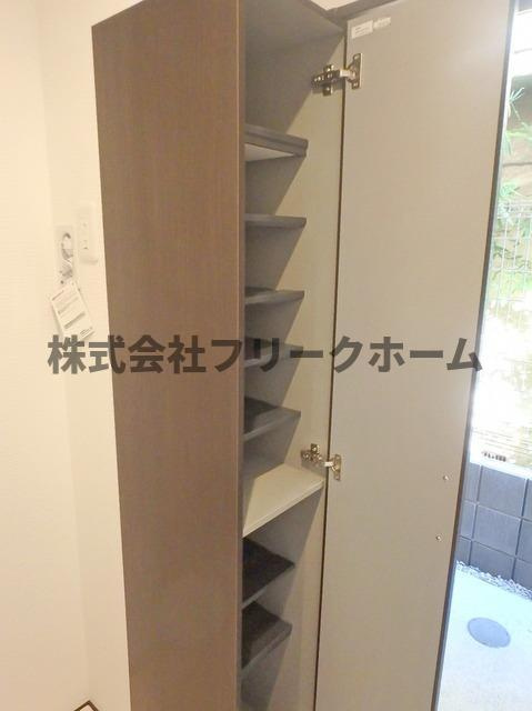 武蔵野市中町２丁目のアパートの玄関