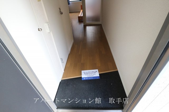 レオパレスクレールアビコの玄関
