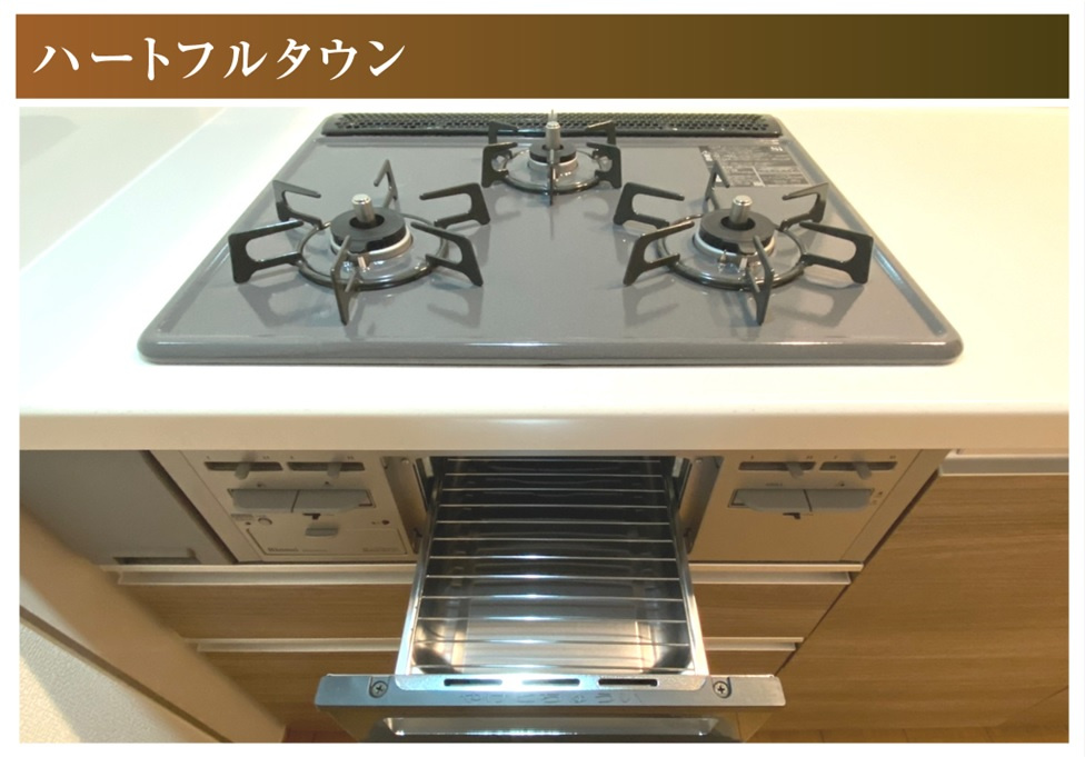 ハートフルタウン　一宮市開明杁西郭　全４区画分譲のキッチン|ビルトイン型の三口コンロはコンロ周りの凹凸や隙間が少なくお手入れがしやすくなっています。