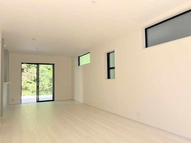 福生市福生　新築戸建全3棟の居間・リビング|日常的な子育てや、家事動線にちゃんと配慮した、子どもの様子が見やすいプラン設計