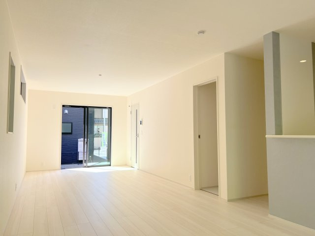 福生市福生　新築戸建全3棟の居間・リビング|ナチュラルな木目調の床から木のぬくもりを感じられる広々としたリビングルーム