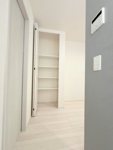 福生市福生　新築戸建全3棟のキッチン|キッチン横の収納で、すっきり片付く暮らし！