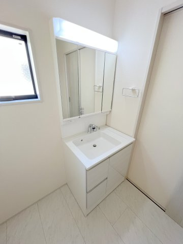 福生市福生　新築戸建全3棟の独立洗面台|毎朝の身支度を整えるのに便利な三面鏡洗面台。メイクやヘアセット時に左右のバランスを同時に確認できるので、とても便利になっています♪