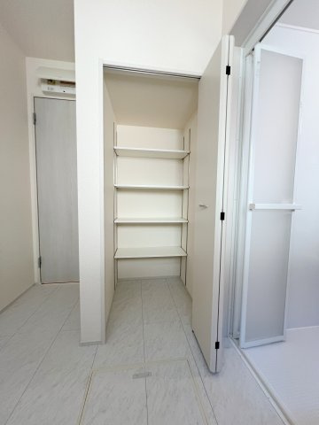 福生市福生　新築戸建全3棟の洗面所|収納豊富な使い勝手の良いパウダールーム！必要なものをすぐに取り出せる便利な収納棚付きで、忙しい朝の身支度もスムーズに♪