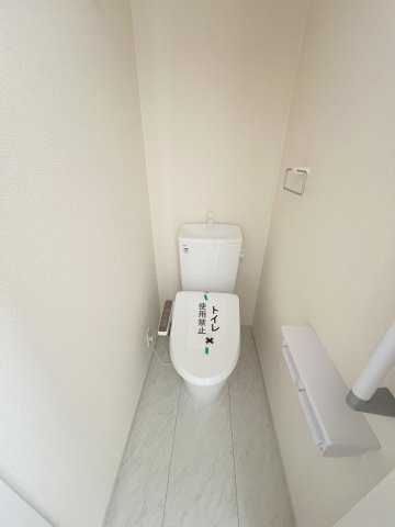 福生市福生　新築戸建全3棟のトイレ|1階トイレには快適な温水洗浄便座付き