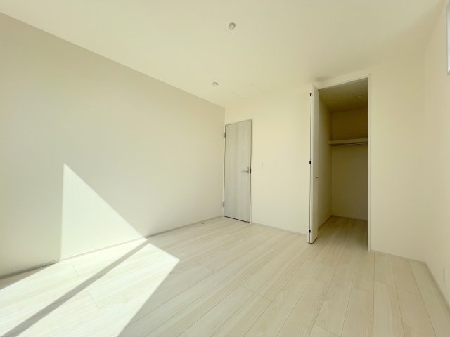 福生市福生　新築戸建全3棟の洋室|【洋室3】南西向きの明るい主寝室