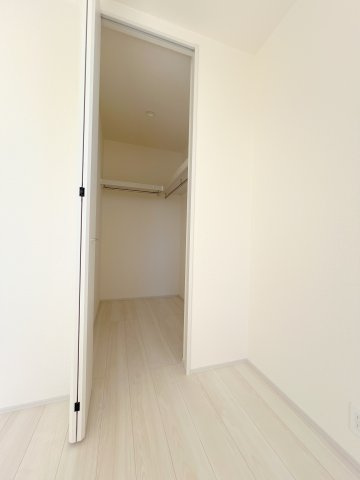 福生市福生　新築戸建全3棟の収納|【洋室3】収納力の高いウォークインクローゼット付