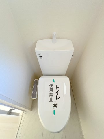 福生市福生　新築戸建全3棟のトイレ|２階トイレには快適な温水洗浄便座付き
