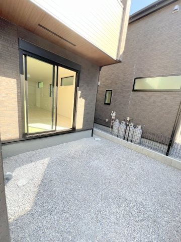 福生市福生　新築戸建全3棟の庭|リビングから目の届きやすいお庭！お子様のちょっとした外遊びやプール遊びなど、おうち時間の楽しみが広がります♪