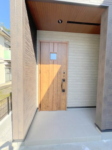 福生市福生　新築戸建全3棟の玄関|雨の日の出入りにも便利な屋根付き玄関ポーチ！奥まった玄関は外からの視線にも配慮され、落ち着きのあるエントランスを演出します♪