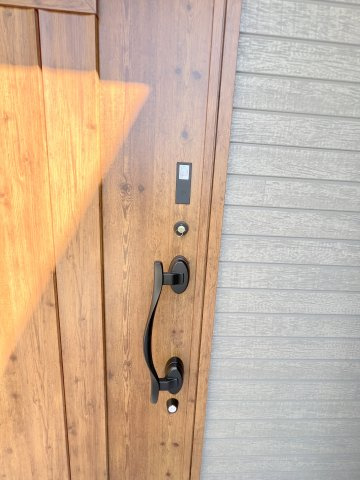 福生市福生　新築戸建全3棟の防犯設備|スマートキーはドアに触れるだけで解錠可能なので、買い物で重い荷物を持っているときでも、簡単に玄関ドアを開けられるので便利です☆