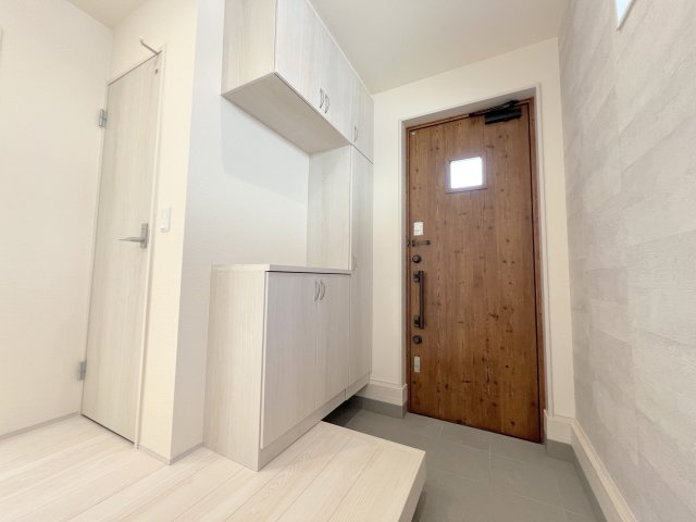 福生市福生　新築戸建全3棟の玄関|いつも気持ち良くご家族を迎えられる玄関収納付