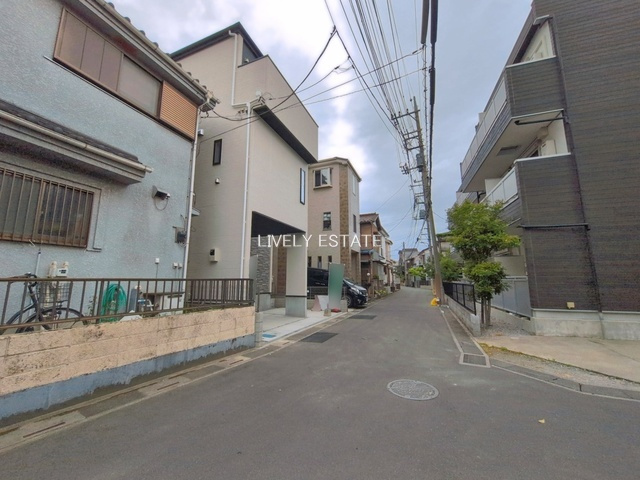草加市谷塚町 新築分譲住宅の前面道路含む現地写真