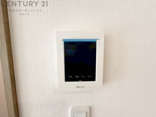 訪問者が来たときにテレビ画面で確認できるため、安心してドアを開けられます。録画機能があるものもあり、留守中に来訪者を記録しておくことができます。利便性が高く、セキュリティ面でも安心です。
