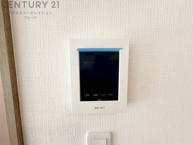 訪問者が来たときにテレビ画面で確認できるため、安心してドアを開けられます。録画機能があるものもあり、留守中に来訪者を記録しておくことができます。利便性が高く、セキュリティ面でも安心です。