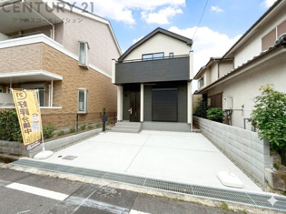 買い物施設まで徒歩１０分の好立地。パントリー設置で収納楽々。「伊丹市立荻野小学校」まで徒歩8分圏内と近く、周辺には学習塾や各種教室も豊富に揃っています。