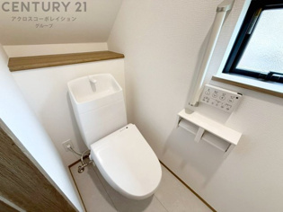 温水洗浄便座付トイレは温水洗浄機能により、暖かい水でおしりを洗浄することができ、冷たい水を使う従来の便座に比べ、温水洗浄機能で暖かいトイレを提供し、快適な使用を可能にします。