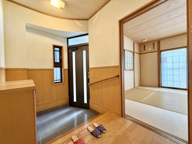 西区歌里町戸建の玄関