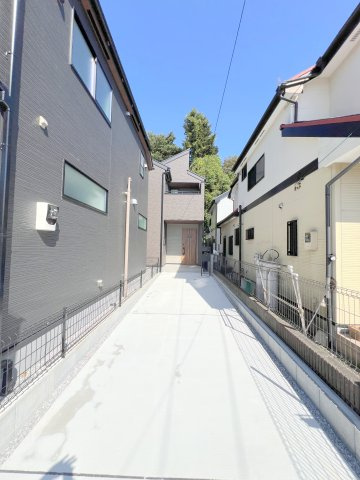 福生市福生　新築戸建全3棟の外観|道路から奥まった位置に建物があるため、プライバシーに配慮された住まい！落ち着いた住環境をお求めの方にもおすすめです♪