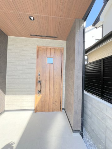 福生市福生　新築戸建全3棟の玄関|ゆとりある屋根付き玄関ポーチ！雨の日も玄関先で傘を開閉しやすく、毎日の出入りを快適にサポートします♪