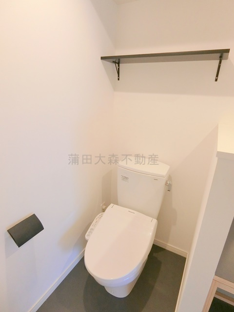 ブルーノコート蒲田のトイレ|棚と温水洗浄暖房便座付きのタンクレストイレ