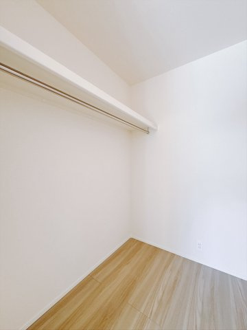 【新築戸建】前橋市下石倉町01期 の収納|■WIC｜お洋服はもちろん、使う頻度の少ない家具や小物・場所を取りがちな旅行用のスーツケースなどもしまえます。また、厚手のコートをしまっても充分な広さを堪能できるプランです♪