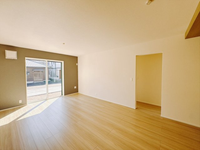 【新築戸建】前橋市下石倉町01期 の居間・リビング|■リビング｜大きい窓からあたたかいたっぷりの光が入ります♪開放的な空間で毎日をもっと快適に(*＾＾*)