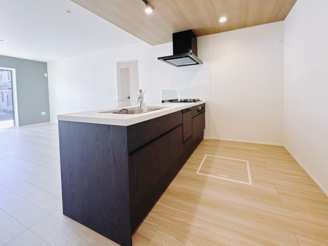 【新築戸建】前橋市下石倉町01期 のキッチン|■キッチン｜作業がはかどる広々カウンタースペース。会話がはずむ「オープンキッチン」なので家族とのコミュニケーションも活発になります