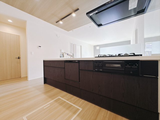 【新築戸建】前橋市下石倉町01期 のキッチン|■キッチン｜リビングまでの見通しが良く、家事をしながらでも、お子様の様子を見られるようになっています。お子様がいつもママのそばにいる安心感も生まれます♪
