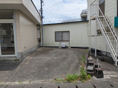 【駐車場】 | 久里店舗 | 3店舗共用駐車場
20260703_久里店舗C号室_撮影