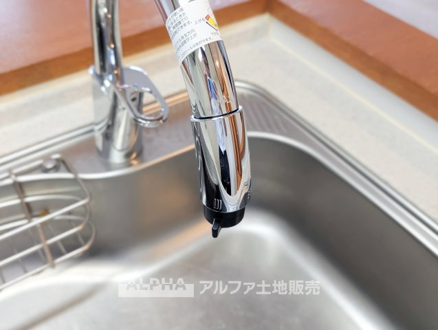 日神パレステージあきる野南のキッチン|【Water cleaner】
◆浄水器◆蛇口から流れ出すお水はクリーンでいつも楽しめます。また浄水器内臓シャワー混合栓なので場所取らずのスッキリとしたスタイルです。