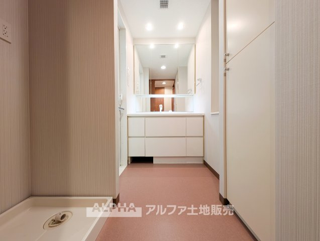 日神パレステージあきる野南のランドリースペース|【Laundry space】
◆ランドリースペース◆洗濯機まわりにゆとりのある設計で、家事動線もスムーズ。浴室換気乾燥機を備えているため、天候を気にせず洗濯ができ、毎日の家事負担を軽減してくれます。
