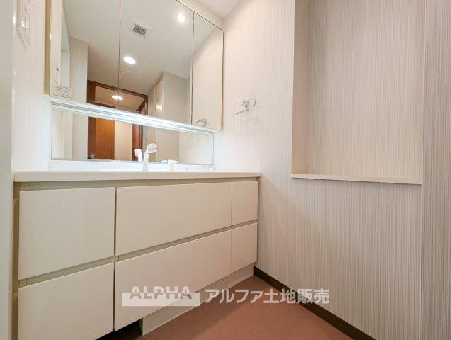 日神パレステージあきる野南の独立洗面台|【Powder room】
◆独立洗面台◆朝の身支度や帰宅後の手洗いも快適に行える独立洗面台。収納スペースも備えており、洗面用品をすっきり整理できる使い勝手の良い空間です。