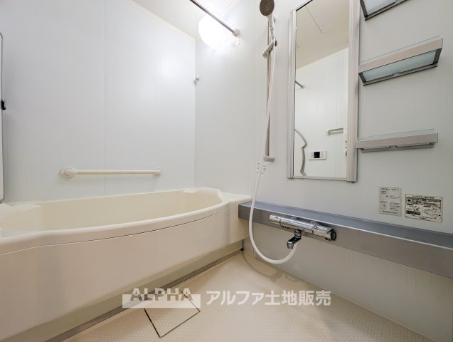 日神パレステージあきる野南の浴室|【Bath room】
◆バスルーム◆一日の疲れをゆっくり癒せる落ち着いたバスルーム。浴室乾燥機付きで天候を気にせず洗濯でき、毎日の暮らしにも便利な空間です。