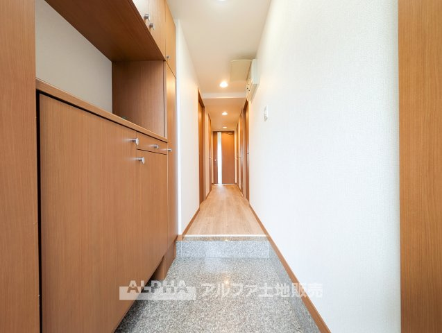 日神パレステージあきる野南の玄関|【Welcome Space】
◆玄関◆帰宅時にほっとできる、穏やかな空気感の玄関。整った空間が日々の切り替えを自然にサポートし、来客時にも好印象を与えます。