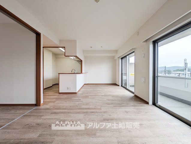 日神パレステージあきる野南の居間・リビング|【Daily Livi添う◆
朝食を囲む時間から夜のくつろぎまで、家族それぞれの時間をやさしく包み込み、暮らしの中心となるリビングです。