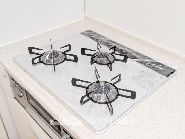 日神パレステージあきる野南のキッチン|【gas stove】◆ガスコンロ◆使い勝手に配慮されたガスコンロを備えたキッチン。火力調整がしやすく、毎日の調理がスムーズに進み、家事の時間を心地よく支えてくれます