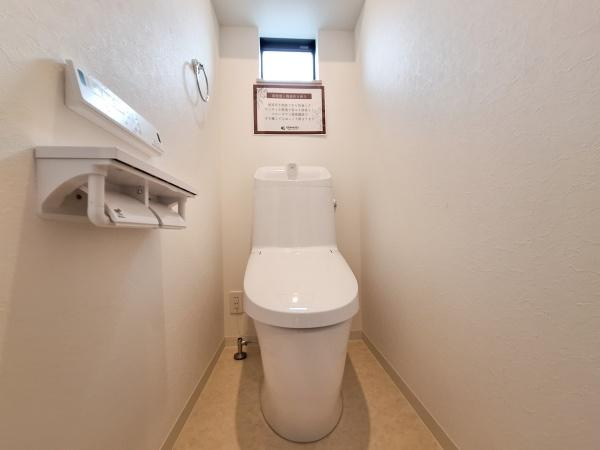 フォレクス片島5　B棟のトイレ|シンプルですっきりとしたデザインのトイレです。白を基調とした室内で清潔感があります。上部の窓から光が差し込み明るい雰囲気が印象的です。ペーパーホルダーや操作パネルも使いやすい位置に配置されています。