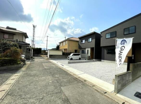 フォレクス片島5　B棟の前面道路含む現地写真|前面道路が広く車の出入りがしやすい印象です。周囲には住宅が並び整然とした街並みが特徴です。現地は開放感があり明るい雰囲気が感じられます。駐車スペースもゆとりを感じます。