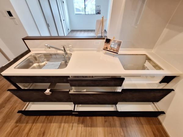 フォレクス片島5　B棟のキッチン|シンプルなデザインのキッチンは空間に調和しやすい印象です。広々としたワークトップで作業がしやすいです。引き出し収納が充実しているため整理整頓がしやすくなっています。