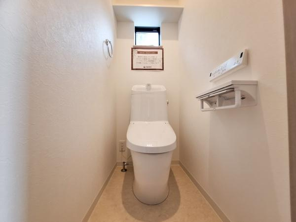 フォレクス片島5　B棟のトイレ|小窓が設置されており換気しやすいトイレ空間です。手洗い一体型で使用後の手洗いも便利です。壁付けのペーパーホルダーやリモコンがあり使いやすさが感じられます。シンプルな内装で清潔感があります。