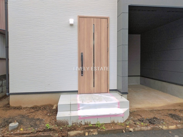 越谷市大字袋山 新築分譲住宅の玄関