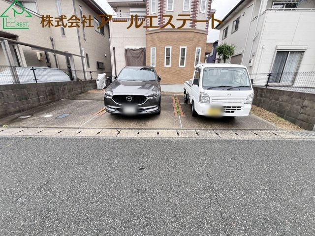 加古川市平岡町土山　　中古戸建の駐車場