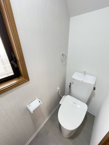 車庫入れ楽々♪川西市鴬台のリフォーム済の中古戸建！のトイレ|1階トイレです　スッキリとした空間です