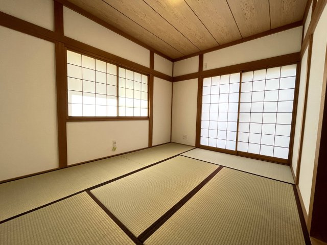 車庫入れ楽々♪川西市鴬台のリフォーム済の中古戸建！の和室|1階6帖和室　障子から差し込む優しい光で、心が落ち着きます(*^_^*)