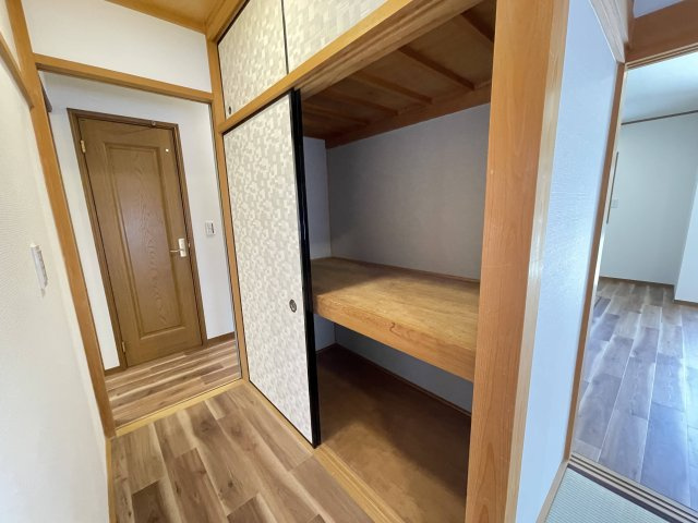 車庫入れ楽々♪川西市鴬台のリフォーム済の中古戸建！の収納|1階和室入り口にある押入です。
大容量でお客様用寝具も十分収納出来ます！