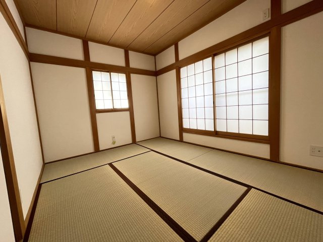 車庫入れ楽々♪川西市鴬台のリフォーム済の中古戸建！の和室|2階6帖和室です