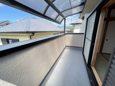 【バルコニー】 | 車庫入れ楽々♪川西市鴬台のリフォーム済の中古戸建！ | 2階和室から出られるバルコニー　屋根付きなので急な雨でもお洗濯物が濡れません