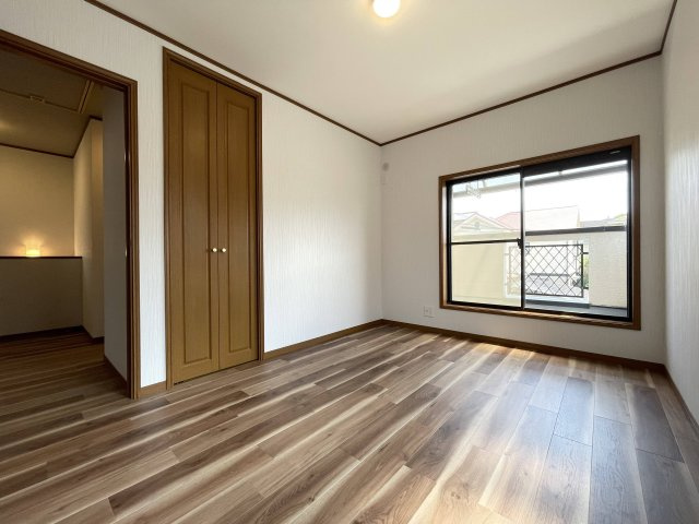 車庫入れ楽々♪川西市鴬台のリフォーム済の中古戸建！の洋室|2階6帖洋室　こちらもベランダのある居室です　シックな色合いのフローリングで落ち着きます