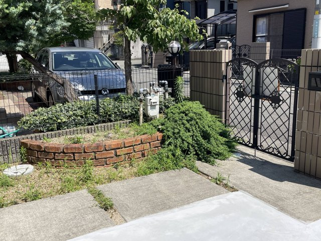車庫入れ楽々♪川西市鴬台のリフォーム済の中古戸建！の庭|門扉内側の花壇スペース　少しお花があるだけで、気持ちが明るくなりますね